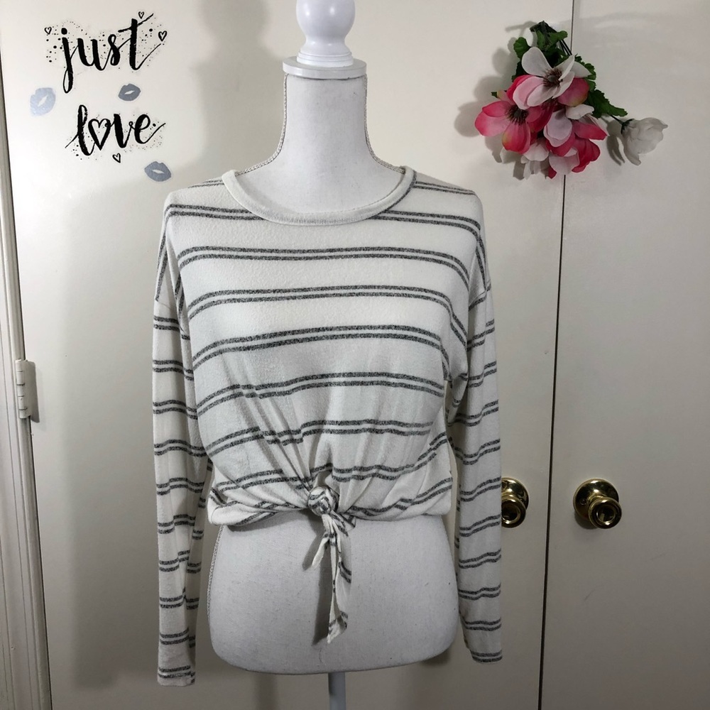 CAUTION TO THE WIND FRONT KNOTTED SWEATER SIZE M